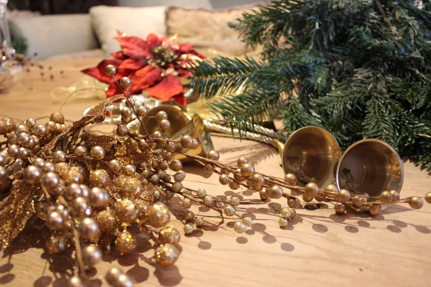 DIY Holiday Door Trimming