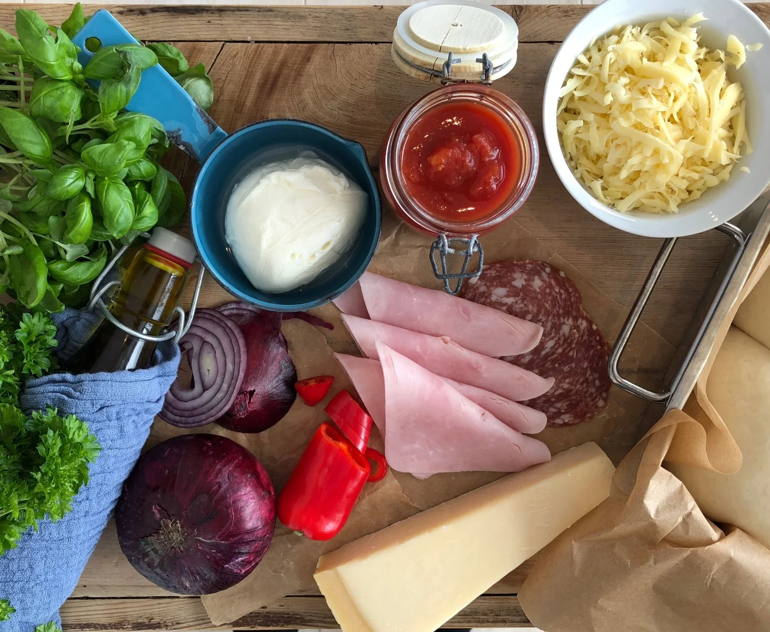 Friske urter, en god tomatsaus og gode oster må til for å lage en skikkelig god pizza!