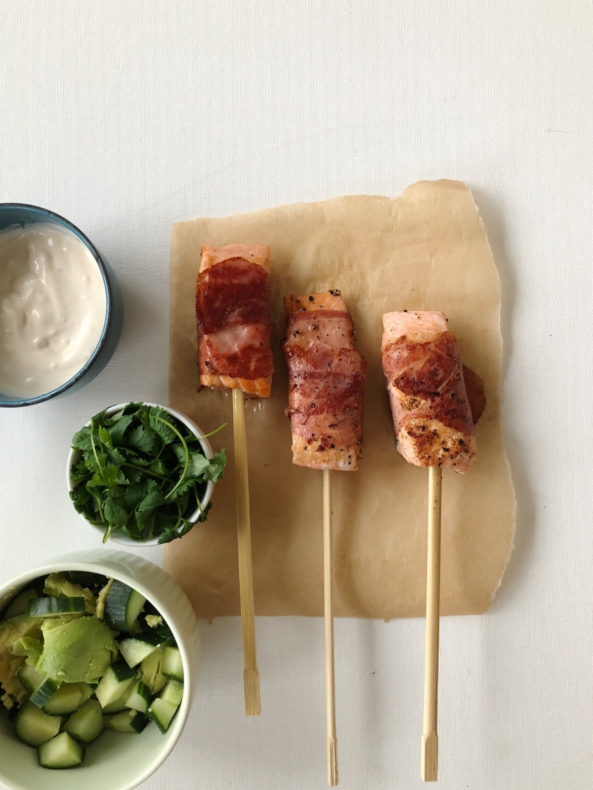 Laksespyd med spekeskinke og avokadosalat