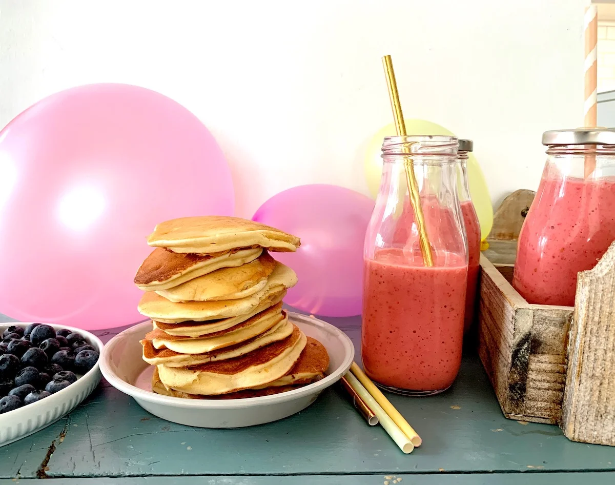 Inviter til pannekakebursdag med smoothie og små, tykke pannekaker på menyen! Foto: Familiematblogg