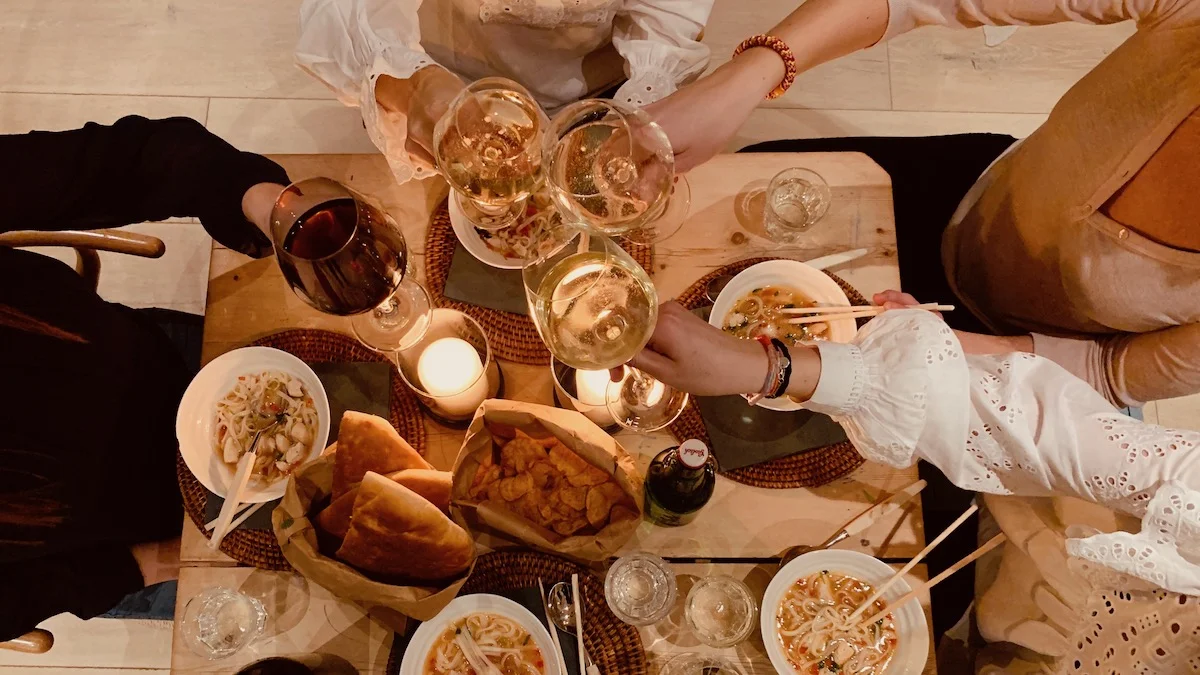 Å samle venninner til mat og prat gir overskudd. Også for verten hvis du ikke legger lista for høyt. Foto: Familiematblogg