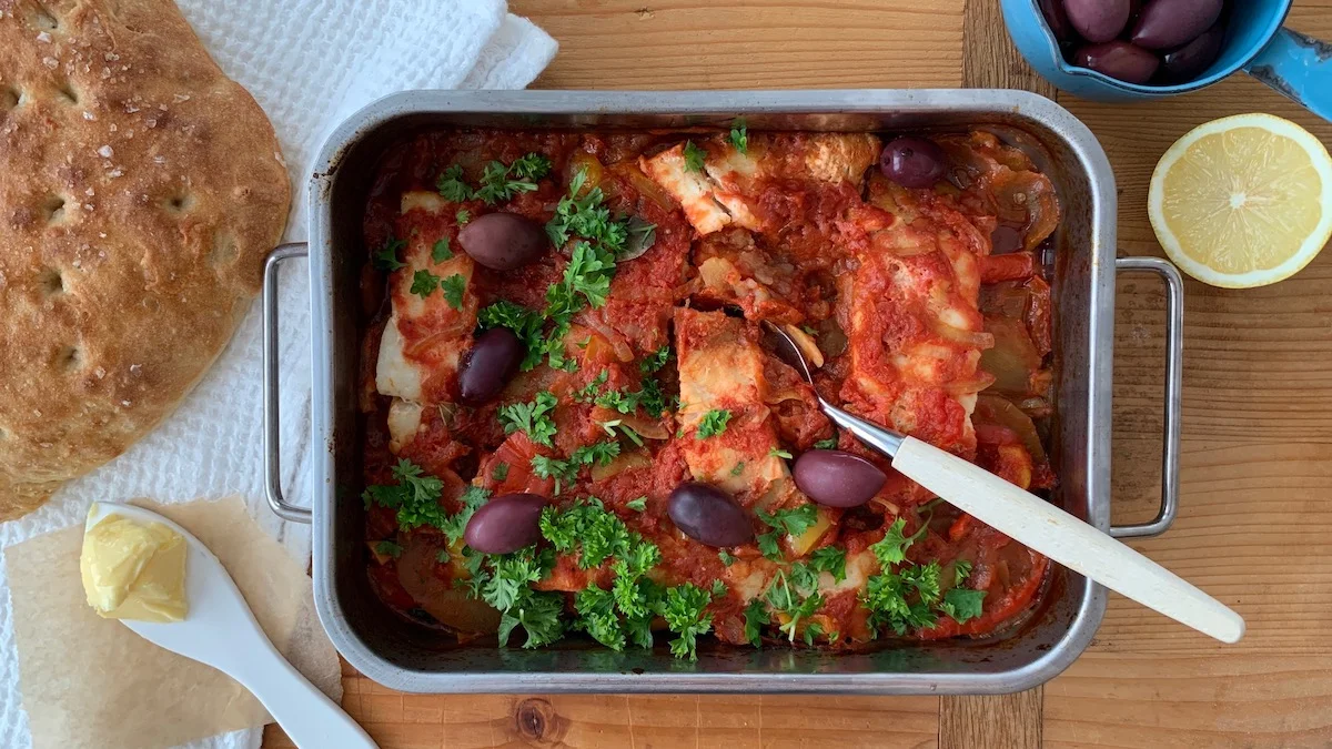 Bacalao smaker nydelig med godt brød, sitron, sorte oliven og et persilledryss. Foto: Familiematblogg