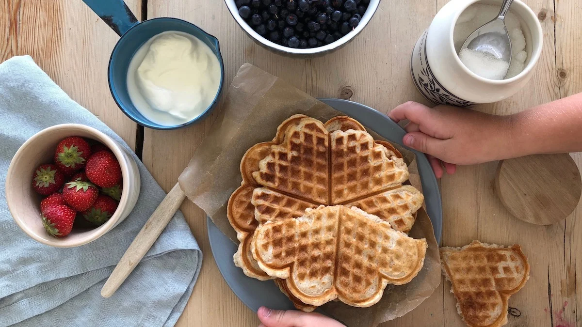 Er det egentlig noe som slår nystekte vafler? Ja, nystekte vafler med surdeig i røra! Foto: Familiematblogg