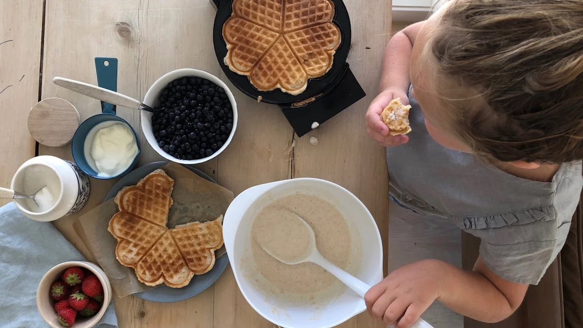 «Nam, dette er de beste vaflene jeg har smakt», uttalte Anna da hun hjalp til med stekingen av disse vaflene, og jeg lurer på om jeg kan si meg enig. Foto: Familiematblogg