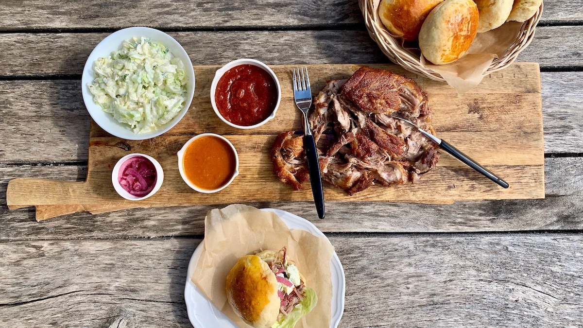 Pulled Pork servert i brioche med hjemmelaget kålsalat og en litt ekstra god ketsjup er super mat å servere på grunnlovsdagen.