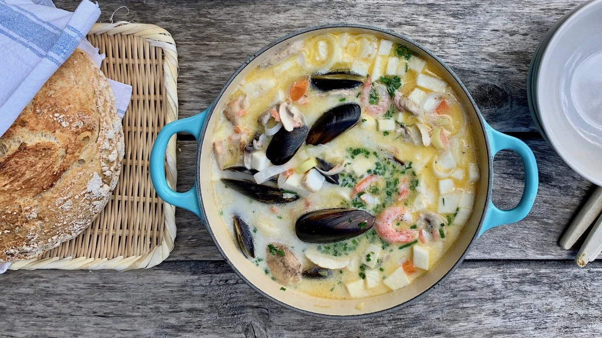 Hvis man skal servere suppe på selveste nasjonaldagen må det være en skikkelig god en. Vi falt på en av våre favoritter: en enkel, men knallgod fiskesuppe, signert Trond Moi.