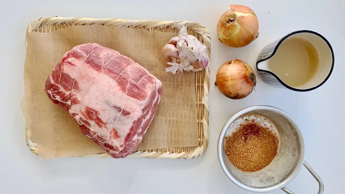 Svinenakke kan krydres i utallige retninger. Her har vi valgt en klassisk BBQ-variant.