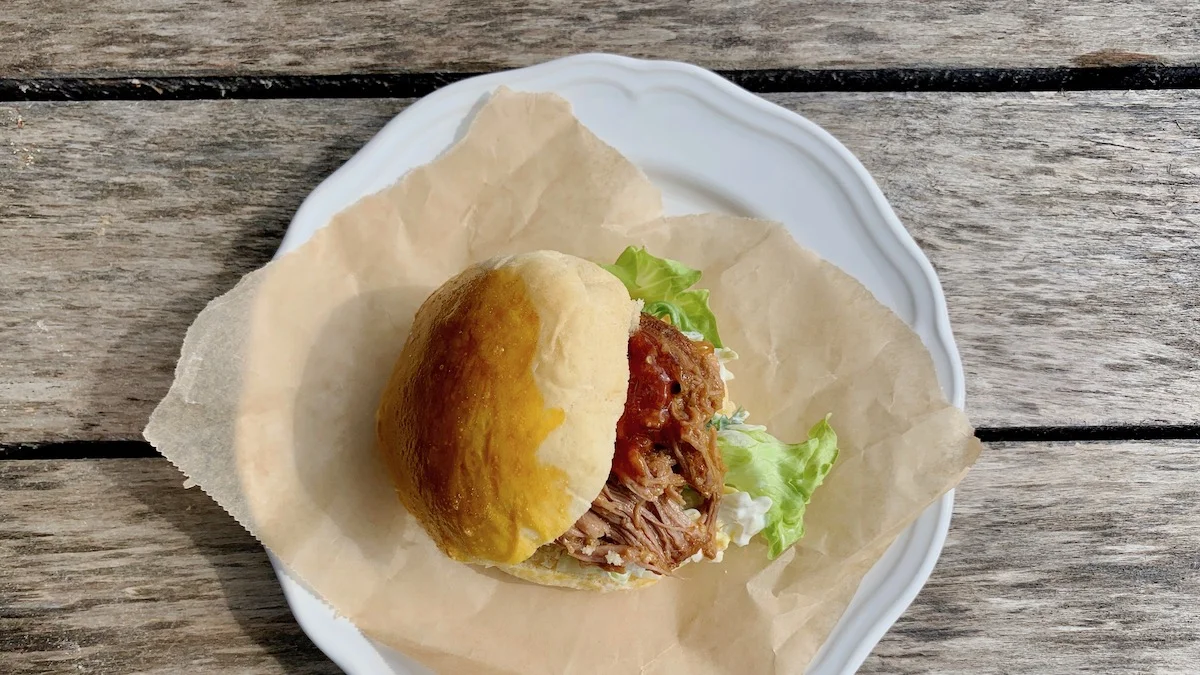 Du kan servere “pulled pork” i vanlige hamburgerbrød eller i brioche, som vi har gjort her. Brioche er skikkelig myke og luftige og egner seg veldig godt som hamburgerbrød. Kjøp dem i butikken, eller bak dem selv, med oppskriften du finner her.