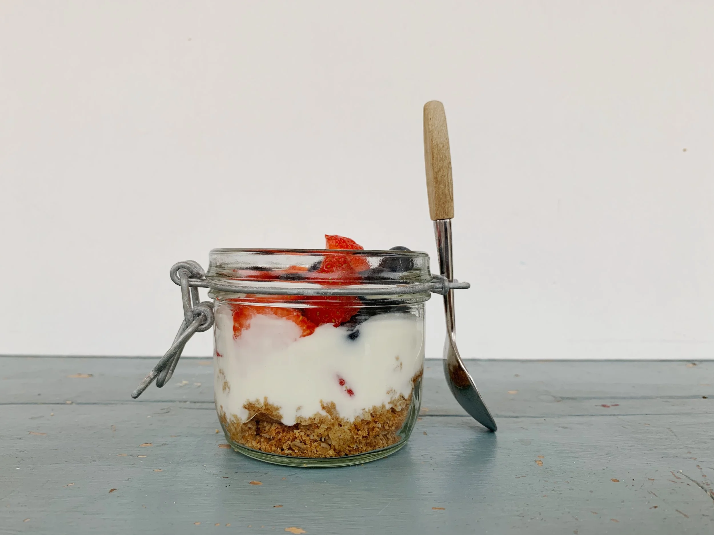 Kjeks, yoghurt, friske bær og honning. Dette er en liten hverdagslykke på glass!