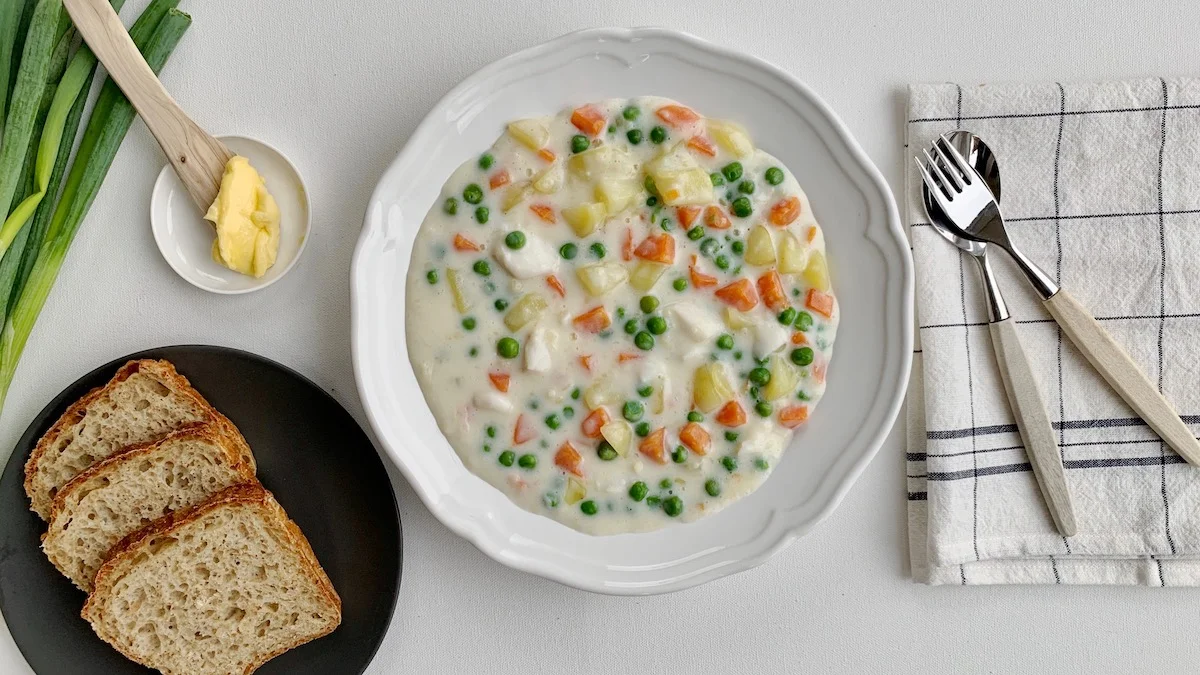 All hvit fisk kan brukes når du lager plukkfisk. Det mest vanlige er sei, lyr eller torsk, men klippfisk kan også brukes. Har du noen rester av skalldyr liggende er det også veldig godt å tilsette rett før servering.