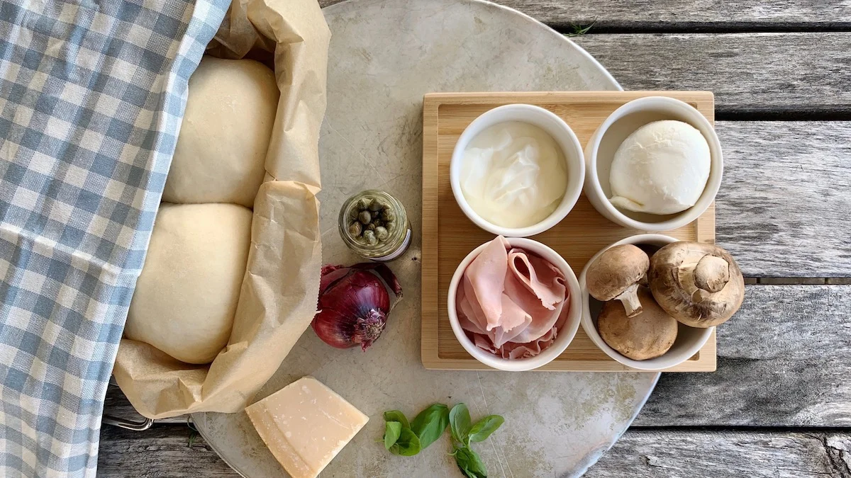 Når du bruker kapers på pizza, bør du velge de små. De gir masse smak og er å foretrekke framfor store kapers med stilk. Og gå for aromasopp fremfor vanlige sjampinjong. De smaker mye mer.