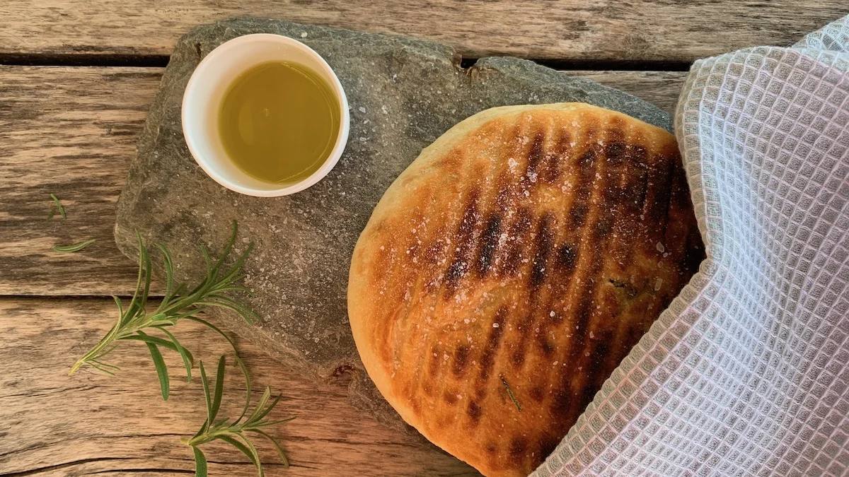 Lag en focaccia-lignende deig som du legger rett på en glovarm bakestein på grillen. Resultatet blir små, utrolig gode brød som egner seg like godt som rundstykker som pølsebrød.