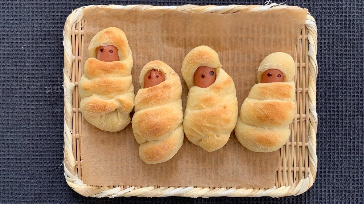 Innbakte pølser er populært hos store og små. De er dessuten supre å servere hvis du skal ha mange på Halloween-fest ettersom de kan gjøres klare i forkant.