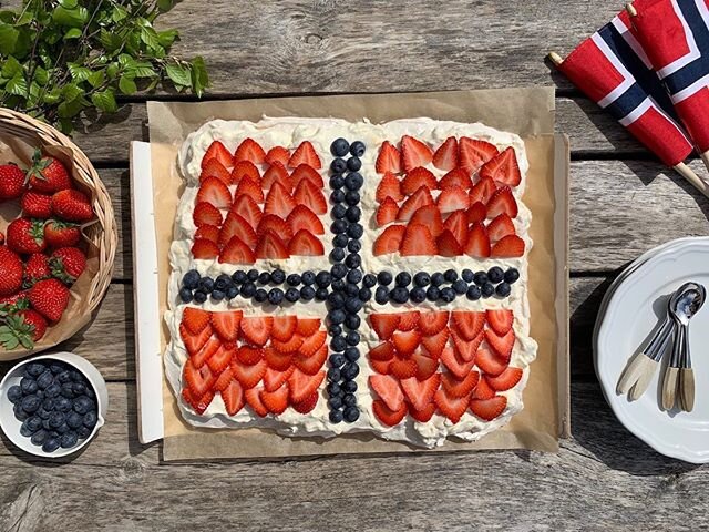 En marengskake toppet med en blanding av krem og vaniljekrem og friske b&aelig;r i flaggets farger, må sies å v&aelig;re den ultimate 17.mai-kaken! Se link i bio✨ #17maikake #pavlova #17mai #17maimeny #17maimat #godtno #familiemat #foreldreogbarn #