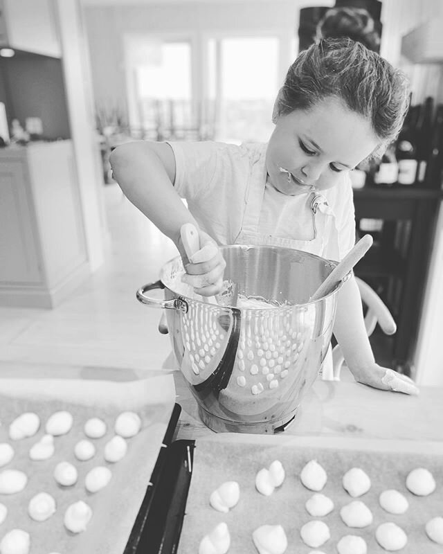 Når vi bruker eggeplommer i vaniljesausen, hva gj&oslash;r vi så med eggehvitene? Jo vi lager marengs🌟  #foreldreogbarn #dessert #godtno #nrkmat #gele #hjemmelaget #spisoppmaten barnasfavoritt #17mai