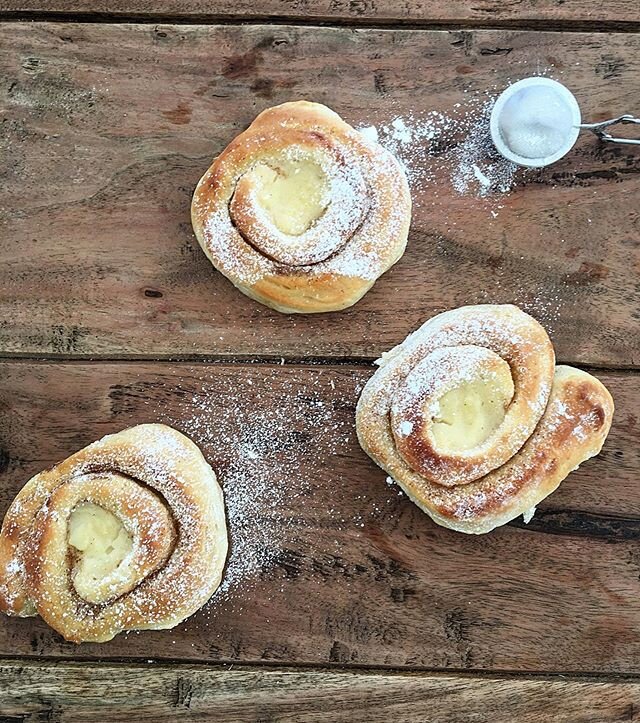 L&oslash;rdag! Hva med &aring; bake noe godt i dag? Her skal vi lage &laquo;Ole Brumm&raquo; boller. Bollene har f&aring;tt det navnet ettersom det ikke alltid er like lett &aring; velge om man skal lage kanel- eller vaniljesnurrer. Derfor sier vi so