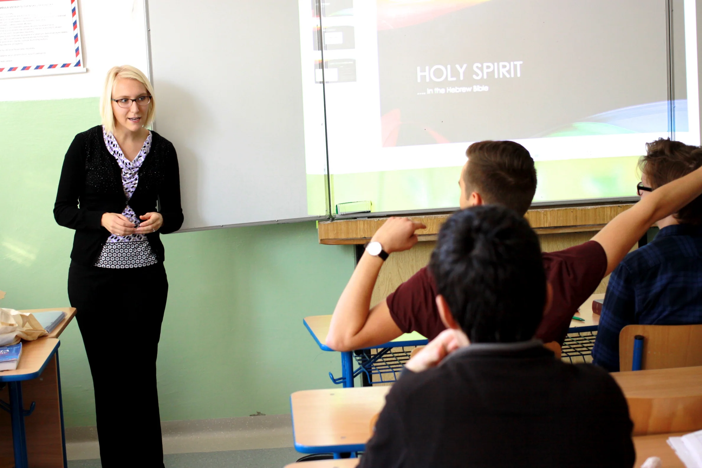 Former pastoral intern Dominique McFall Buchholz teaching a Religion class at the Lýceum.