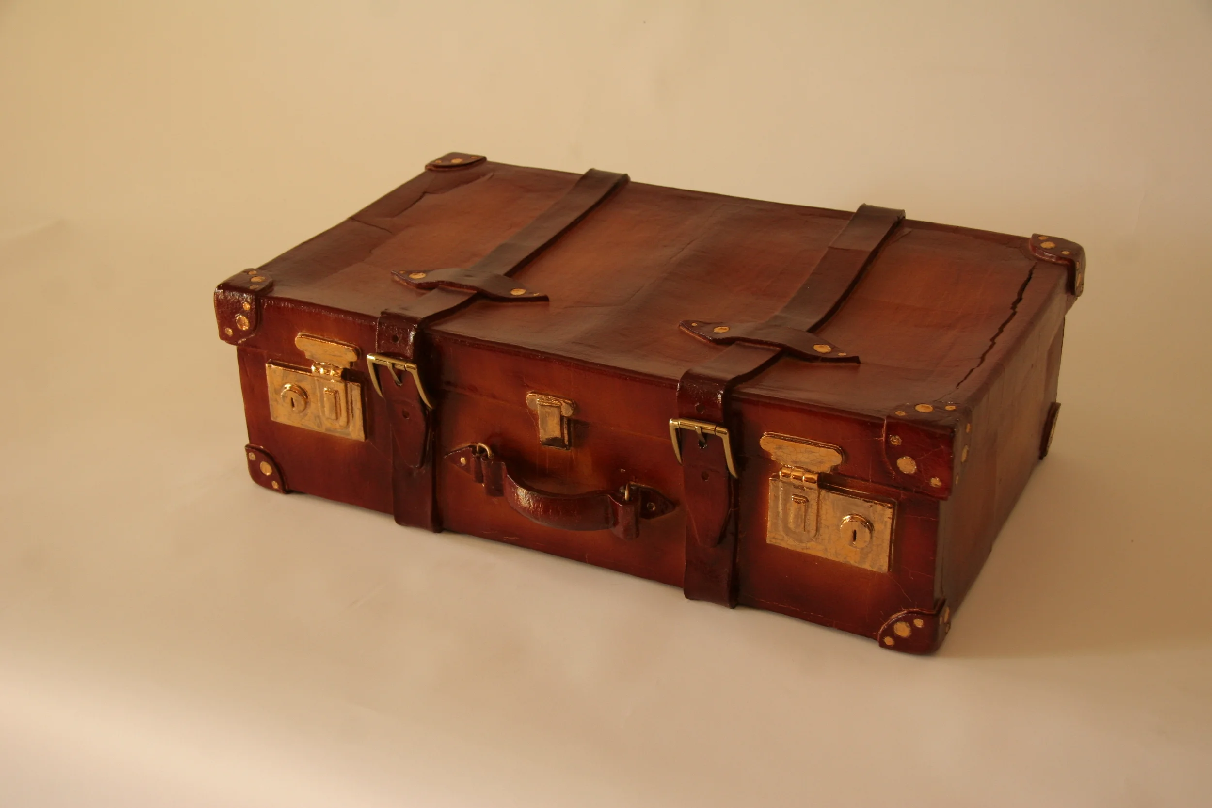   Mr. Morris    Mr. Morris is inspired from Globe Trotter Fine Luggage.    Ceramic and metal buckles.&nbsp;    Size: 25.5” x 16” x 8”  