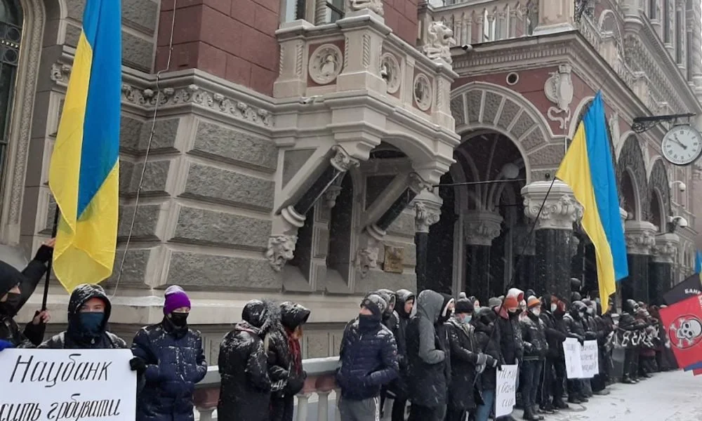 Under martial law, Ukraine limits withdrawals and suspends digital wallets