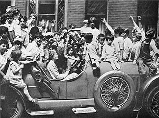 Амелия Эрхарт и ее скоростной автомобиль Kissel (Золотой Жук) 1923 года. Фотография из архива Форнейского музея транспорта.