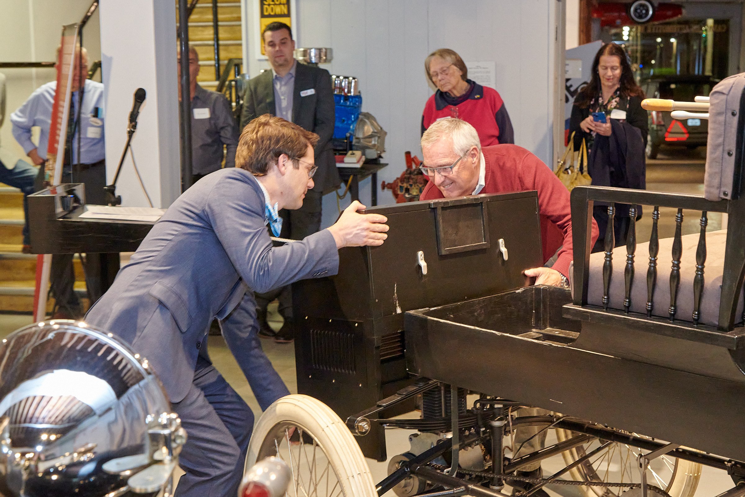  Alex Gates et Ron Foss retirent le capot de la réplique Fossmobile. 