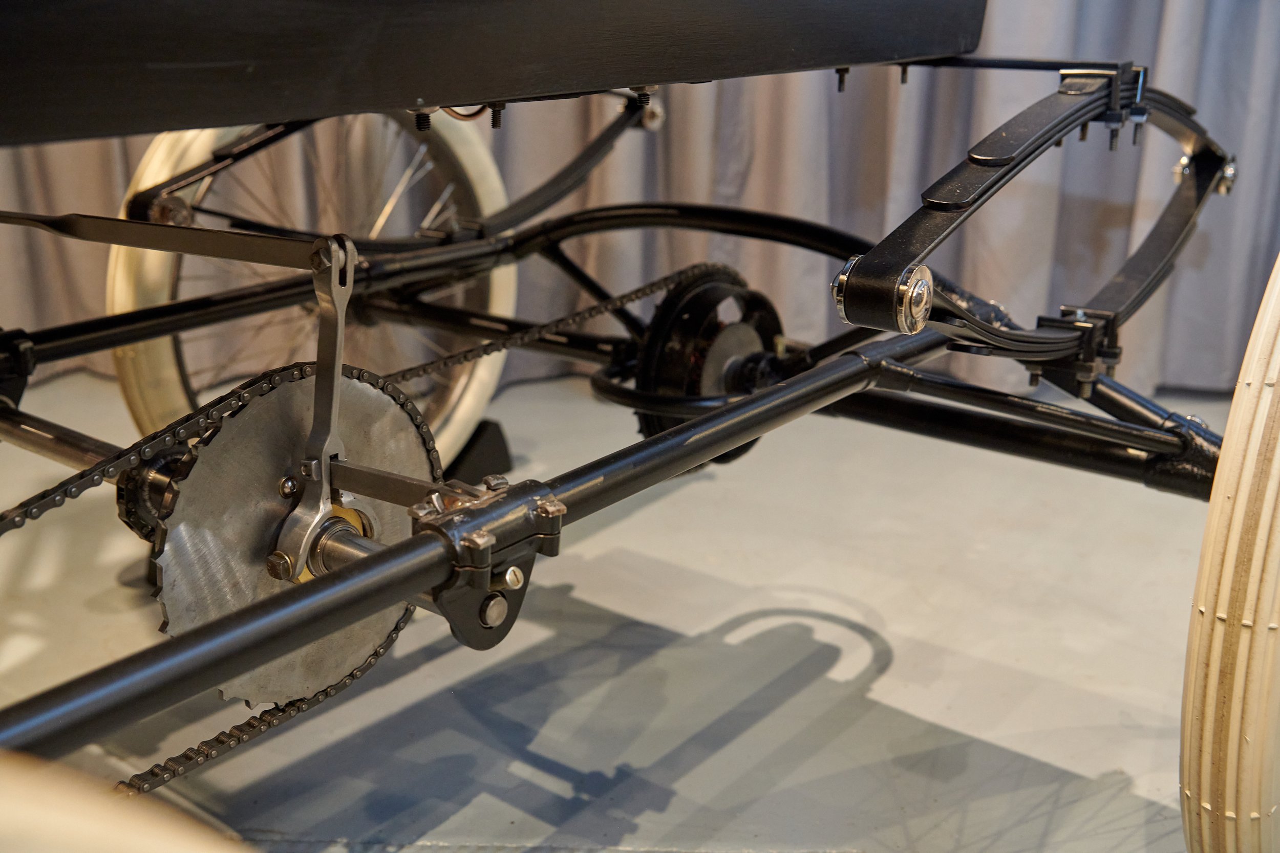  La transmission par chaîne de la roue arrière de la réplique. George Foote Foss a fréquemment rappelé à quel point la transmission du véhicule d'origine était peu fiable et difficile à utiliser. 