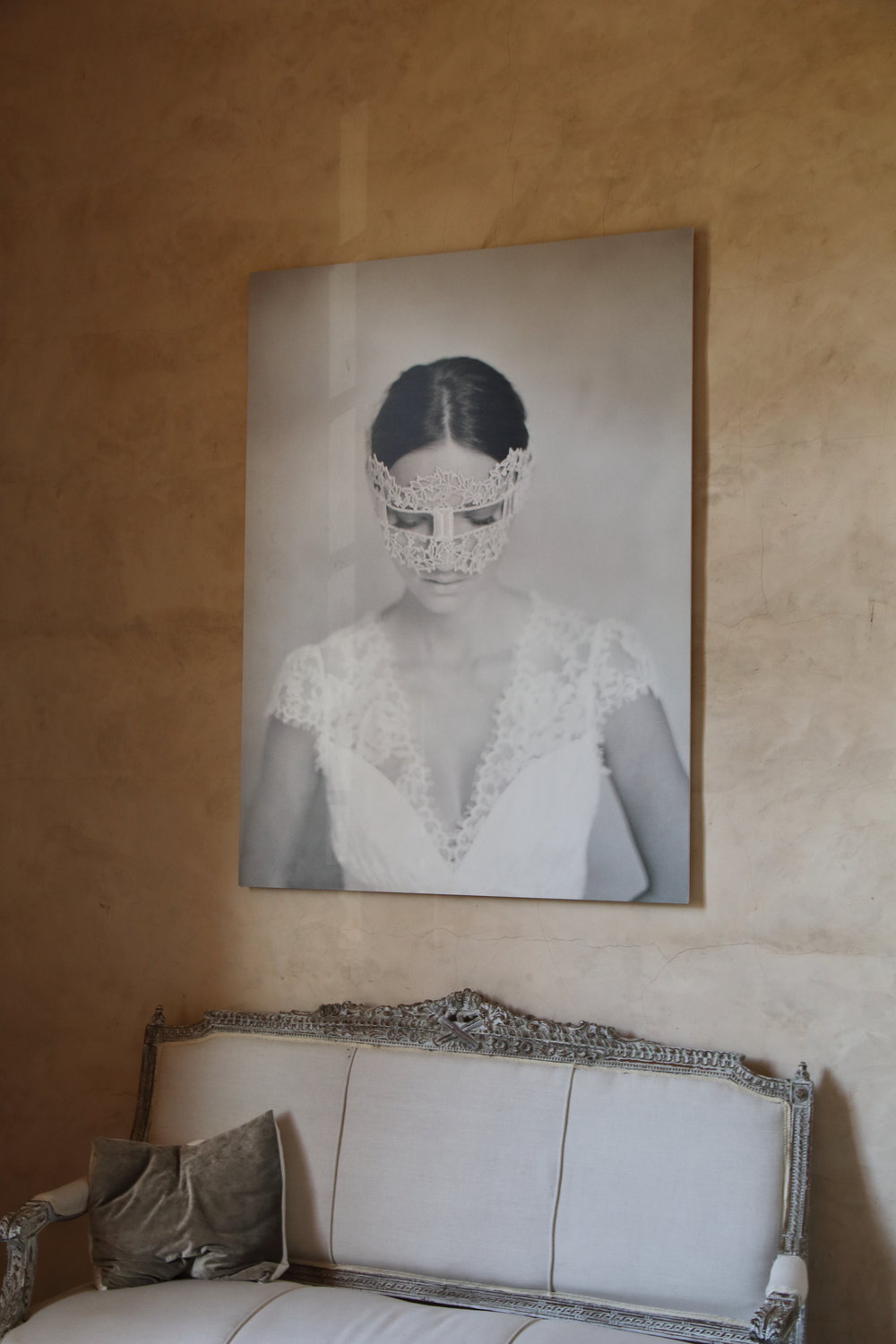 Photo on the wall by Elizabeth Messina