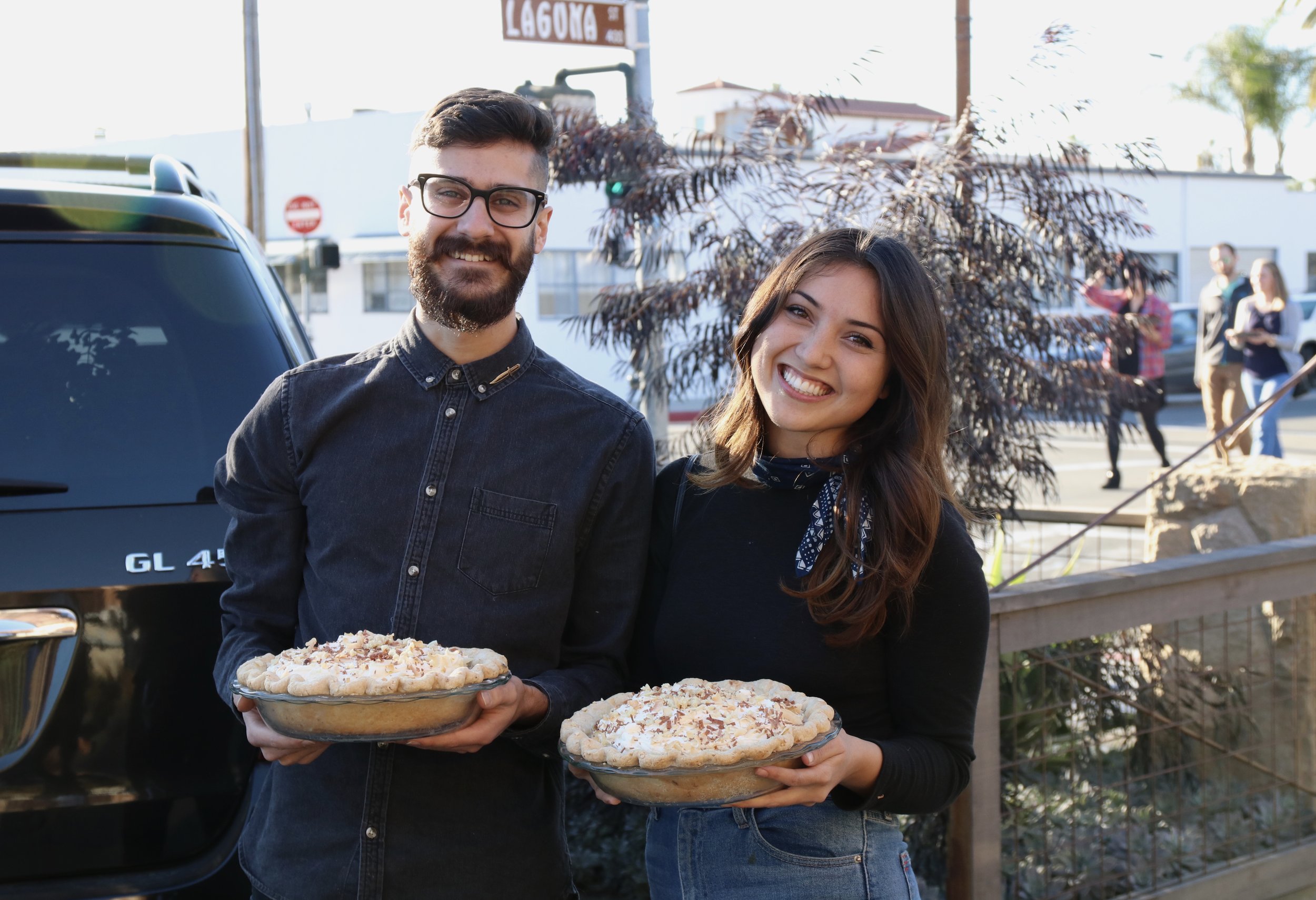 The cutest contestants arriving to the event. Every contestant has to bake two identical pies. 