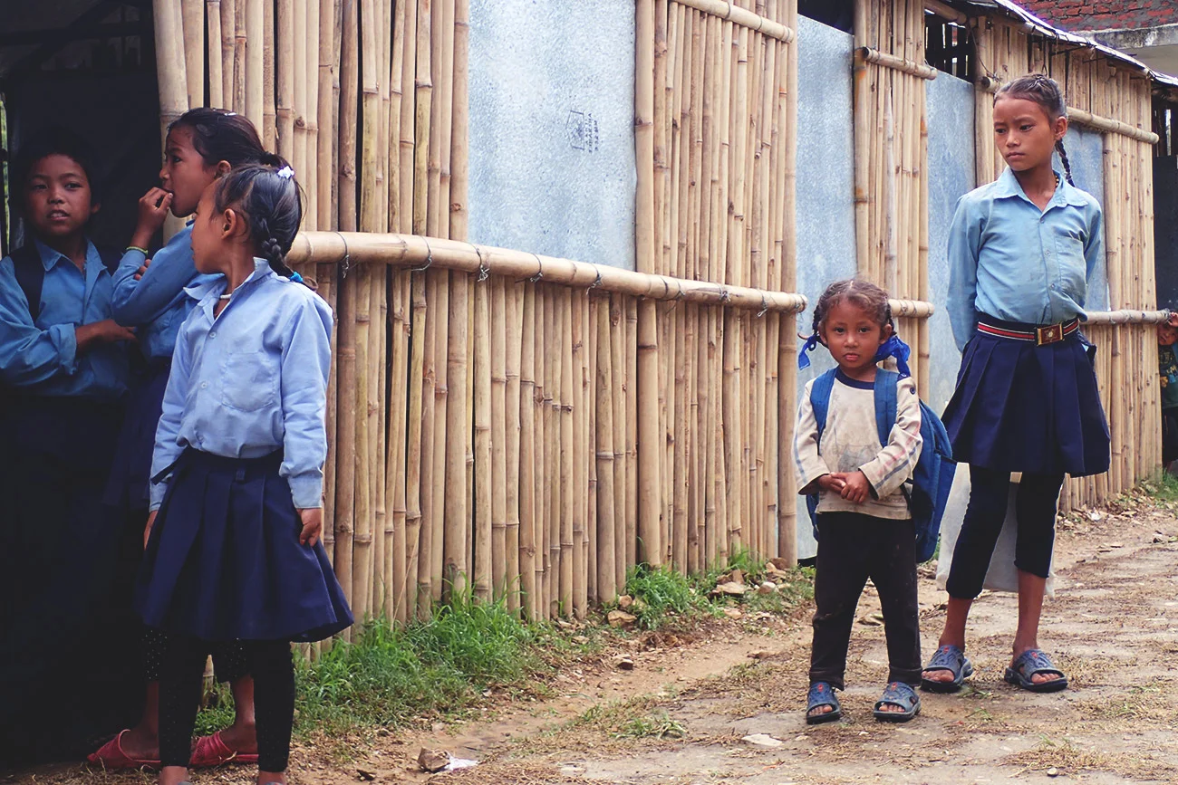 Children of Ghusel arriving to school
