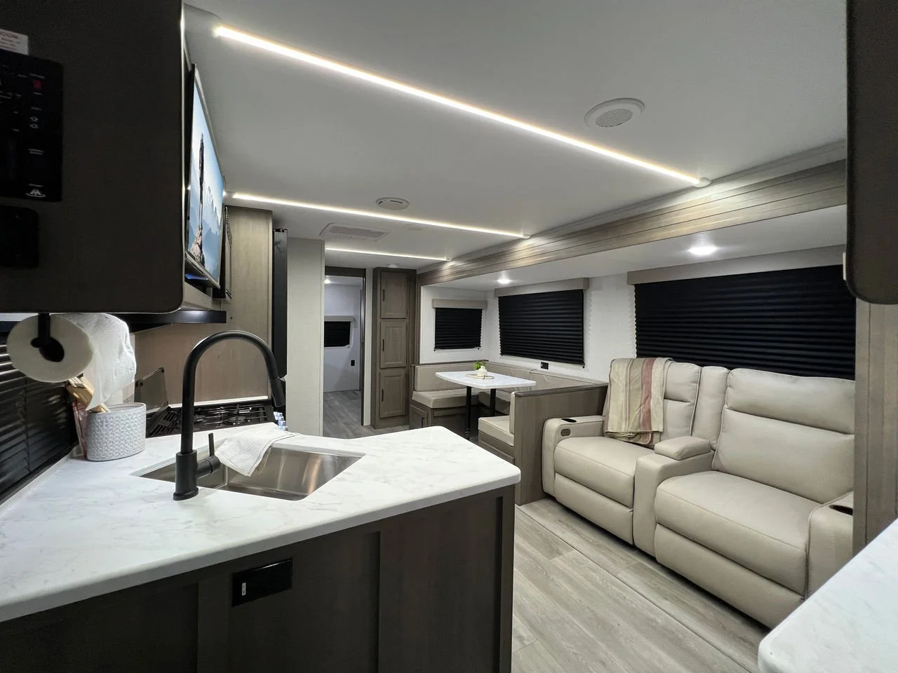 #48 - F-Room - Dinette.jpeg