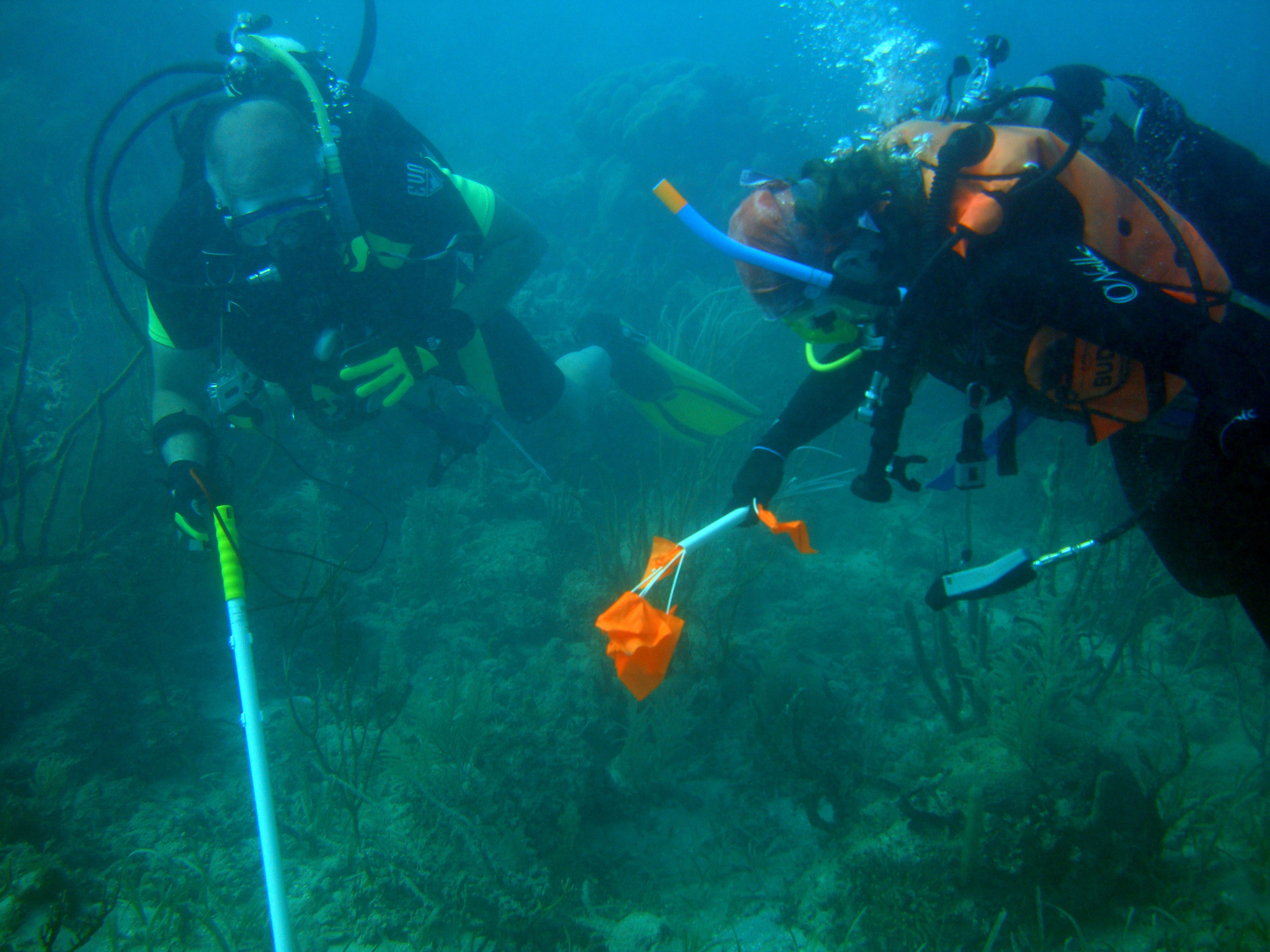 Raimund and Nikki using the DX200 by El Morro in Monte Cristi Bay