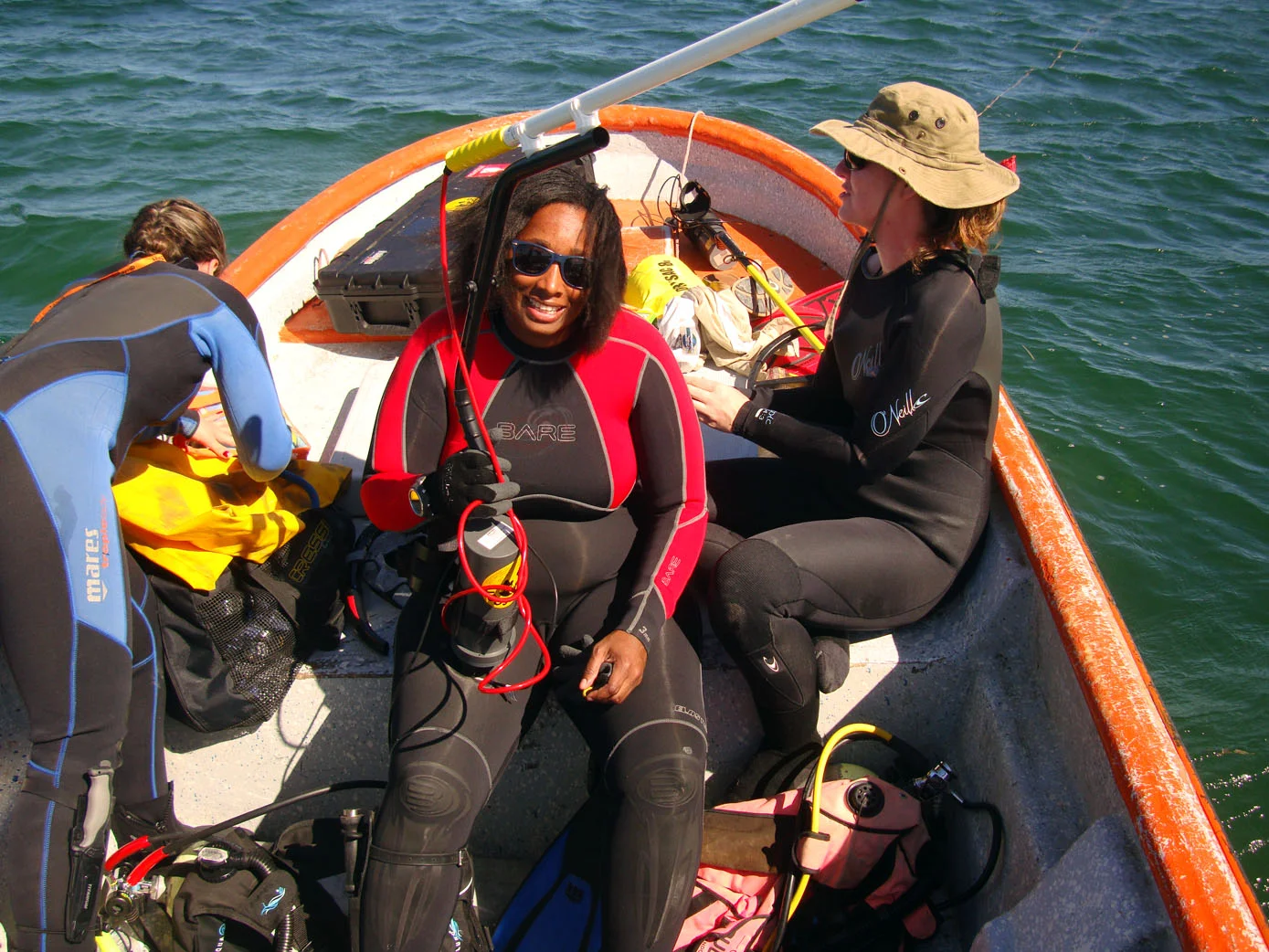 Maritime archaeologist Christina holding a DX200 graidometer at the wreck site