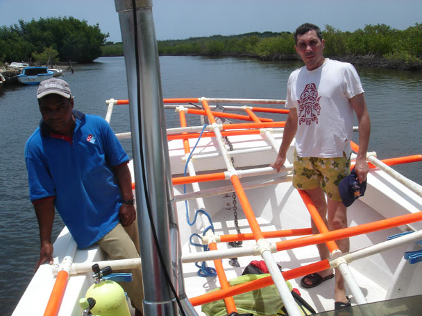  Dr. Francois Gendron leading the dive team to deploy the grid on site 