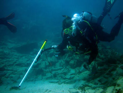 Dr. Spooner using the DX200 gradiometer on the artefact scatter patern 