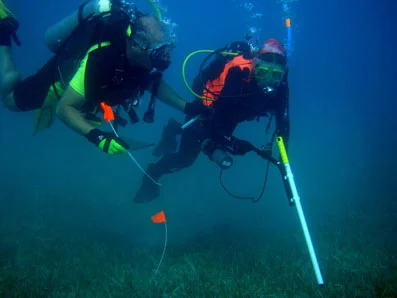Project Leader Raimund Krob and maritime archaeologist Nikki Bose using the DX200 on Le Casimir Site.