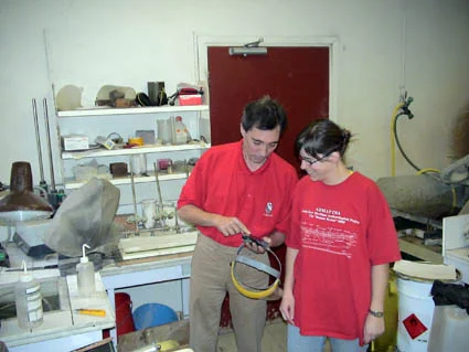 Dr Gendron showing the cut ballast stones and beginning the identification. Dr Gendron montrant la pierre coupée et le début de l’identification.