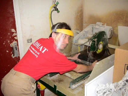 Dr. Gendron cuts a ballast sample from the Carron Wreck to begin the analysis. Dr Gendron coupant un échantillon de ballast du Carron Werk pour des analyses.