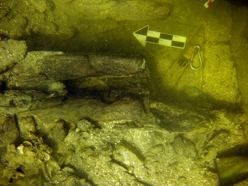  Overview showing the horizontal piece with shaped futtock underneath