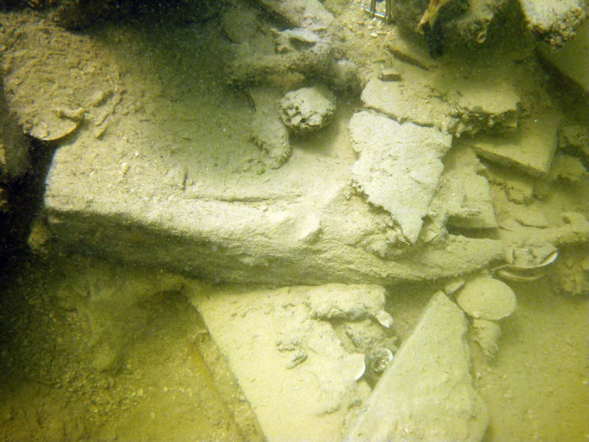 The shaped futtock clearly can be seen. In addition small pieces of thin timber probably from barrel staves can be seen