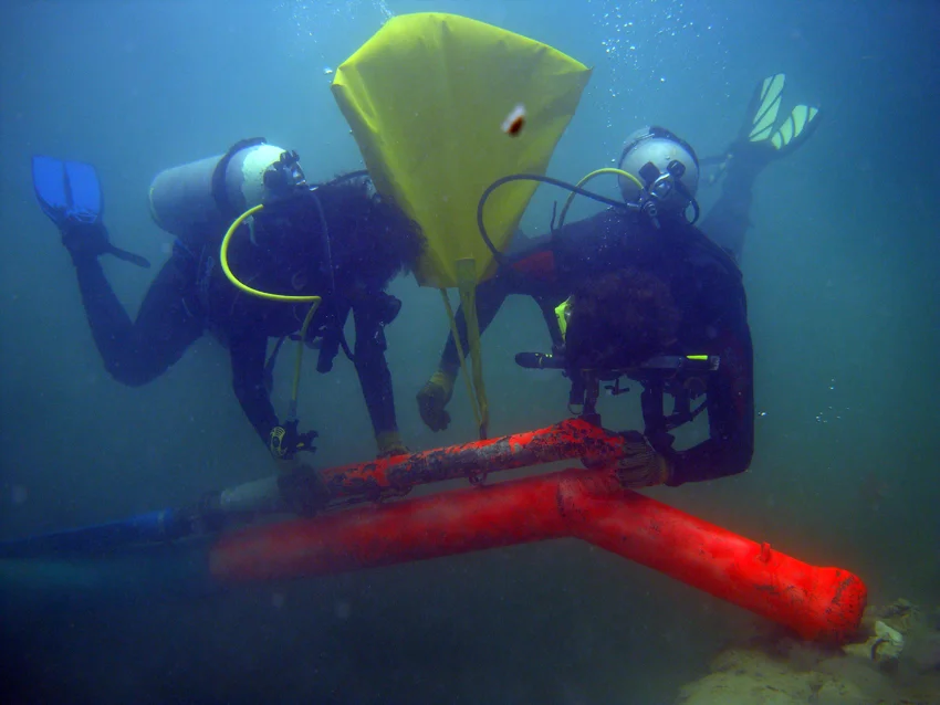 Using the lift bag, the dredge head and tail are moved 27 meters north of the mast step, a very tiring job