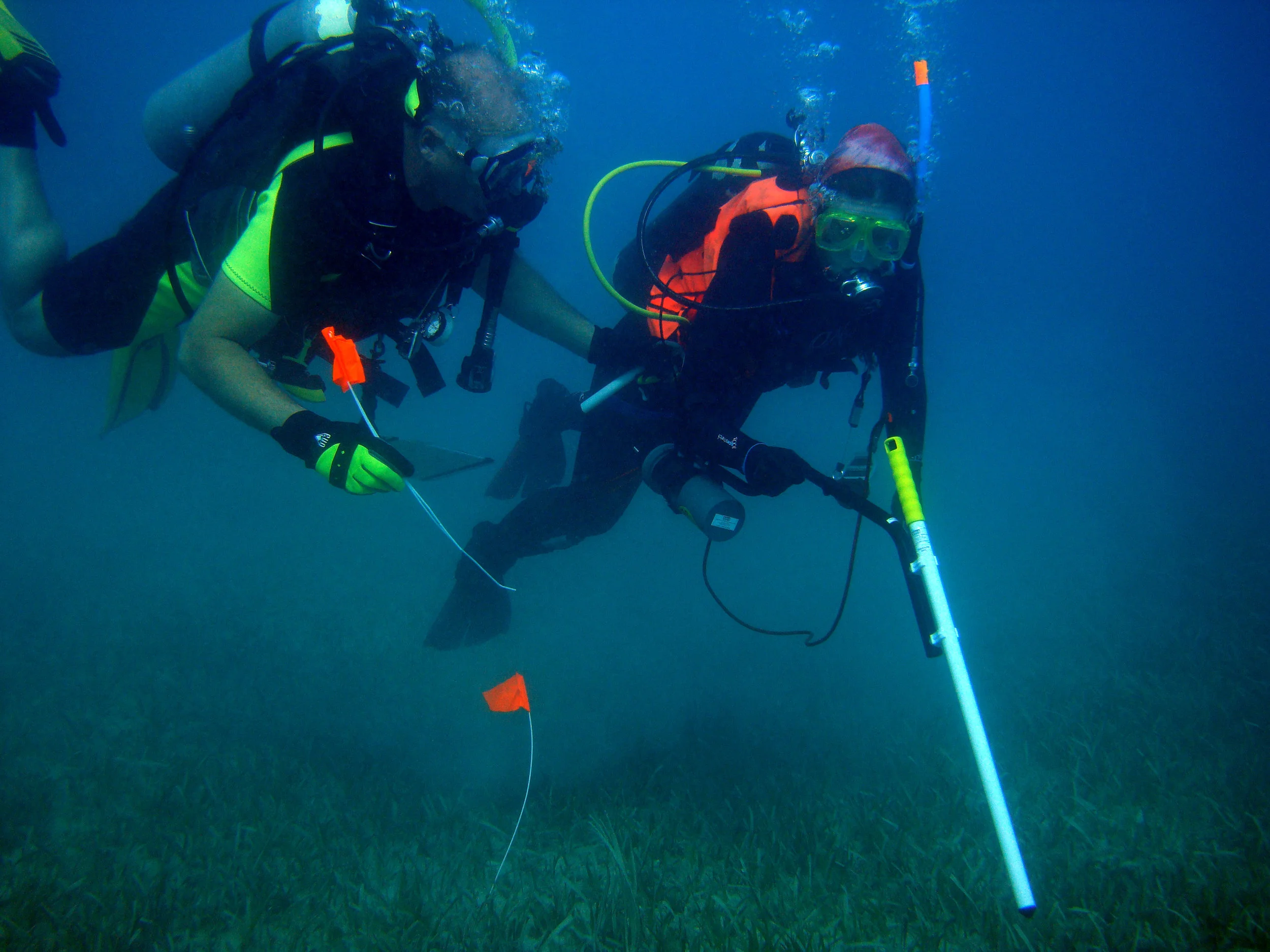 Project Leader Raimund Krob teaching Maritime Archaeologist Nikki Bose how to use the DX200 on Le Casimir Wreck site
