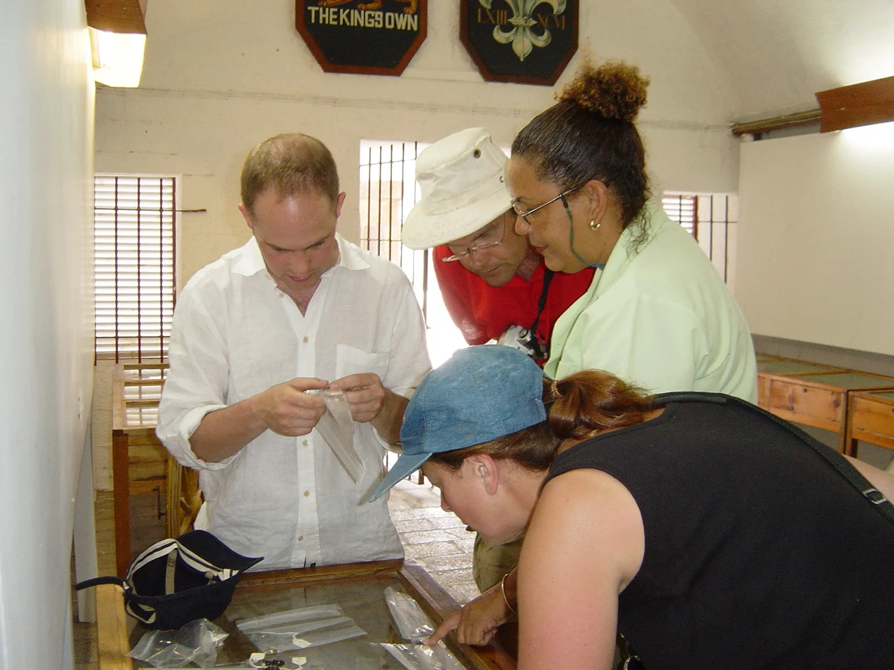 Comparison of the buttons in the museum with artefacts found on the wreck site