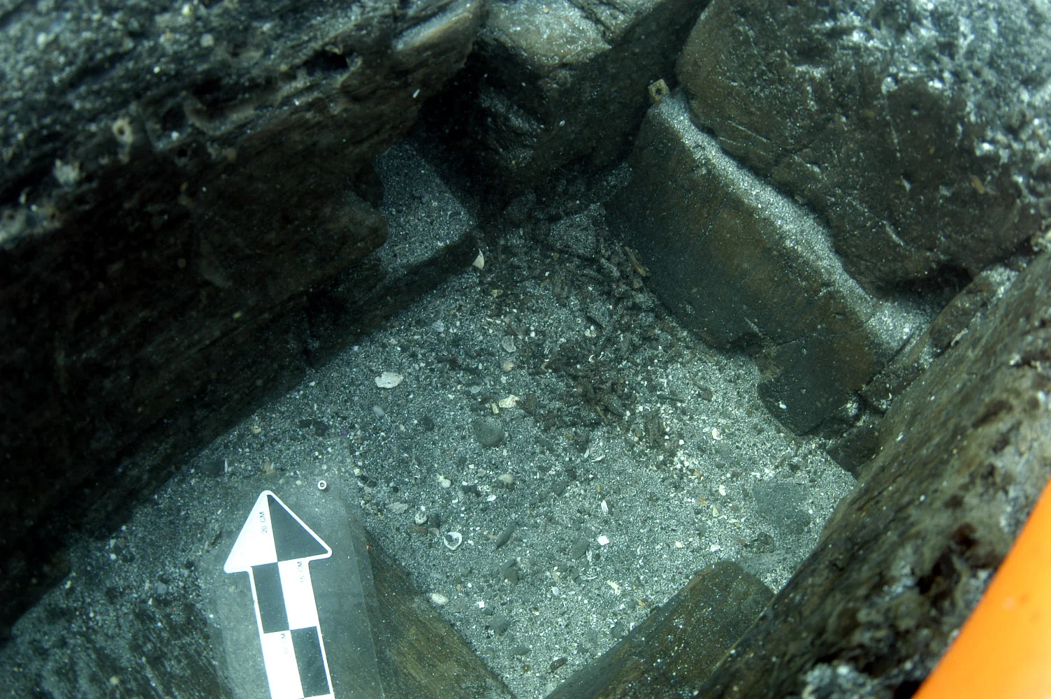 The larger end of the diagonal scarf joint can be seen on the upper right of the picture