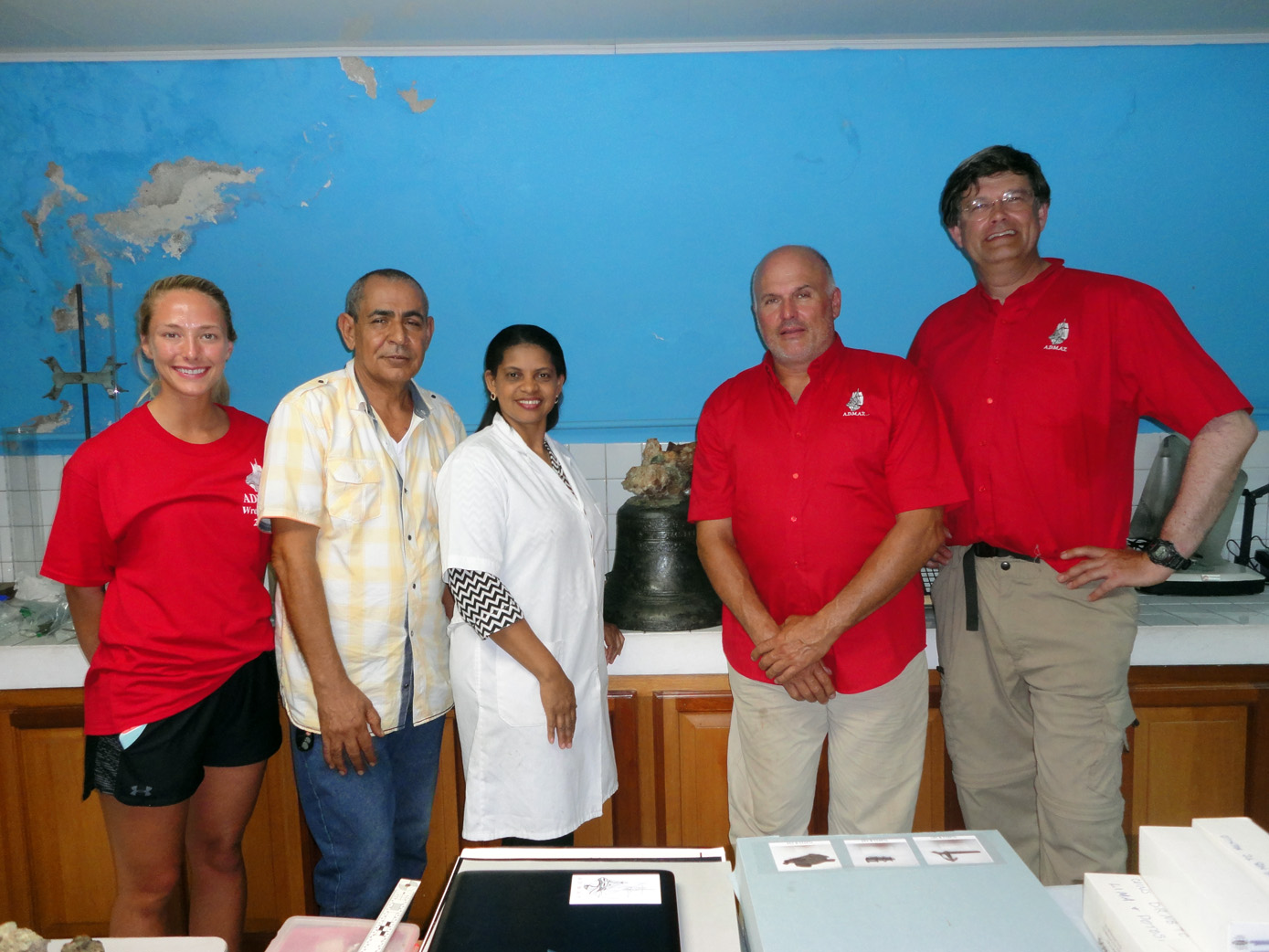  Student archaeologist Justine Fite, Director Francis Soto ONPCS, Chief Conservator Isabel Brito ONPCS, Project Leader Raimund Krob and Dr Simon Spooner, at the ONPCS working on artefacts in 2017 