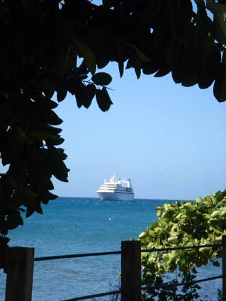  Looking at the Seabourn Legend in Point- à -Pitre 