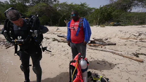Bryan testing his Buddy Inspiration rebreather with Rami looking on in interest