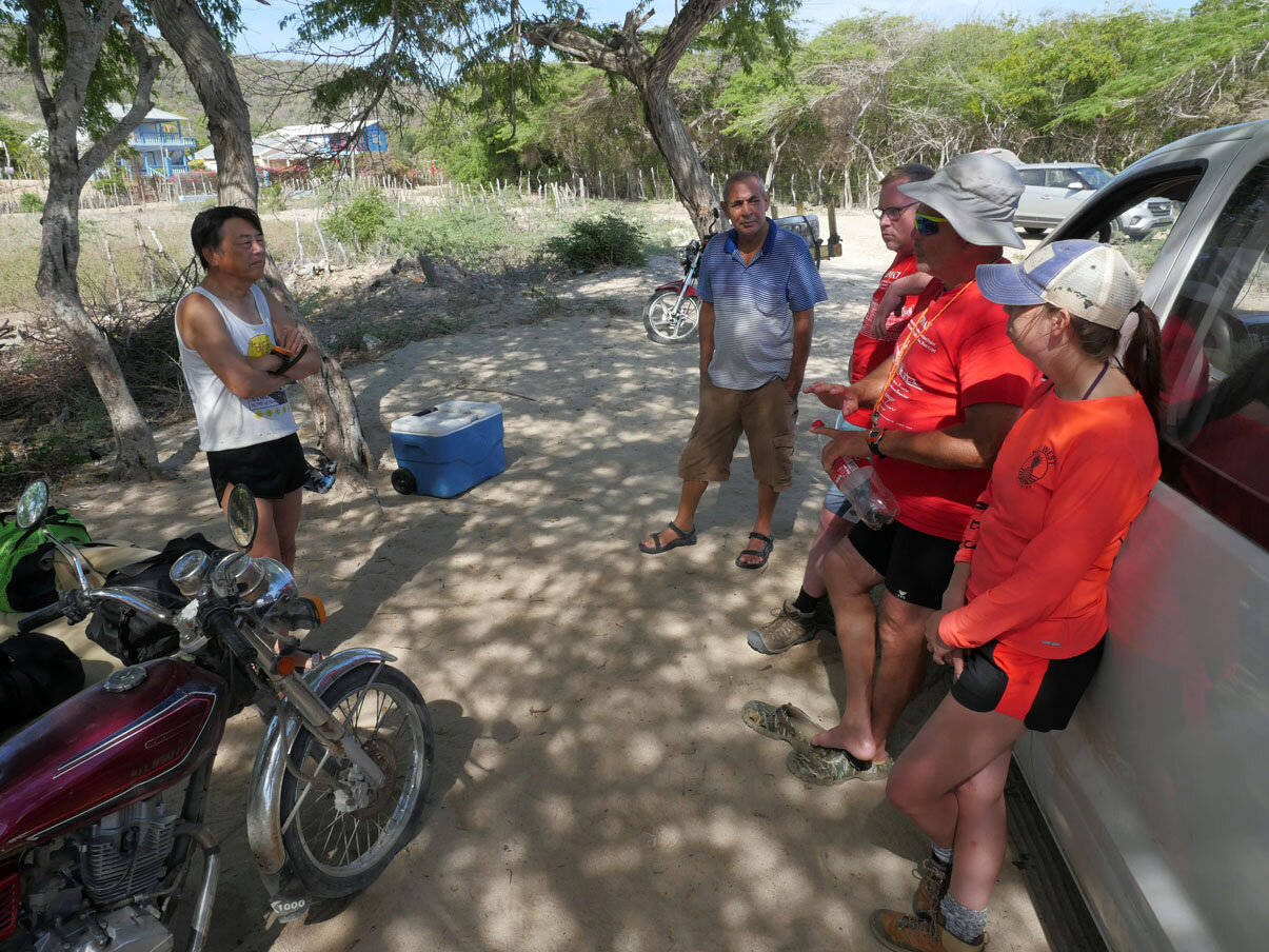 Bob Yee giving the dive briefing.