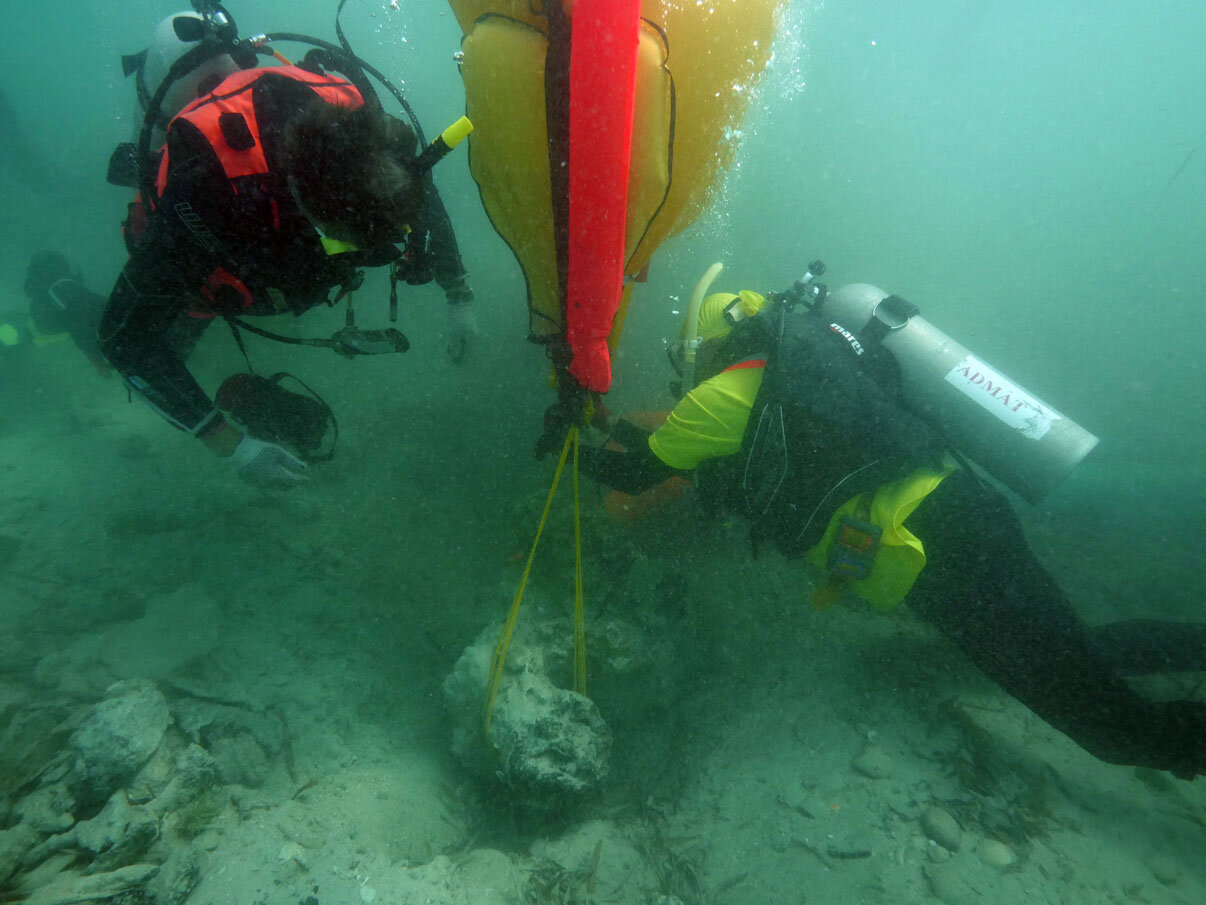 The concretion now totally uncovered and ready to be relocated.