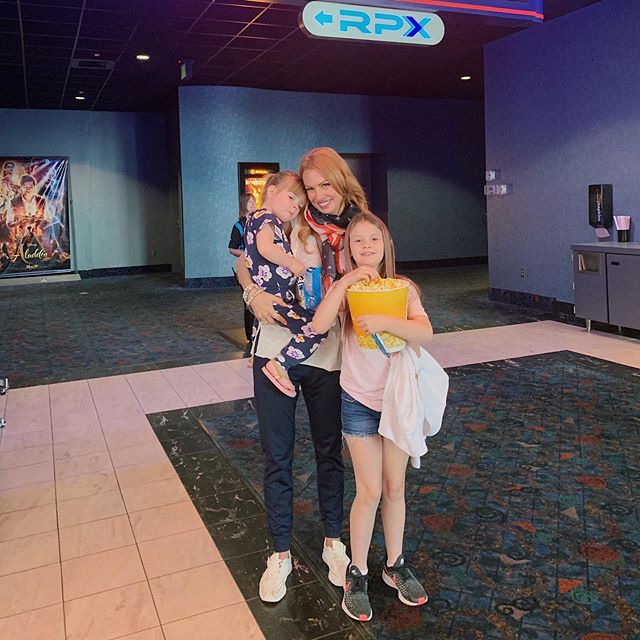 Aladdin 3D with my girls! They&rsquo;re getting so big! Have you guys seen the movie yet?
&bull;
&bull;
&bull;
#keelystyle #denverfashion #denverstyle #womensactivewear #denveractivewear #5280style #aladdin3d #stylishleggings #movienightout #denveren