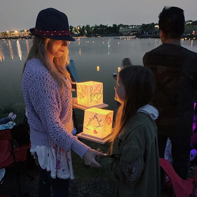 Water lantern lighting. Letting go of things that no loner serve you to become a better you!
&bull;
&bull;
&bull;
#keelystyle #waterlanternlighting #discoverunder100k #5280style #5280 #denverstyle #denverlifestyle #denverfashion